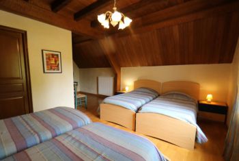 la chambre dortoir offre quatre couchages 