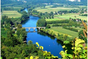 The Dordogne river at St Cyprien, ideal for a swim, is only 1,5km away 