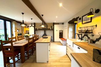 la superbe cuisine avec son ilot central 