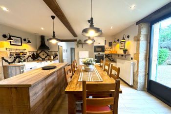 la superbe cuisine avec son ilot central 
