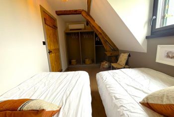 la chambre avec deux lits simples 