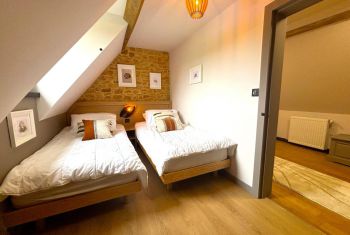 la chambre avec deux lits simples 