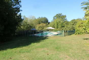 la piscine avec barrière de sécurité...