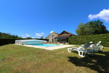 the house and its private pool 