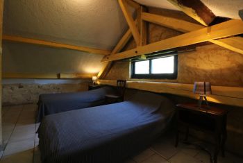 la chambre avec deux lits simples à l'étage (accessible depuis l'entrée)