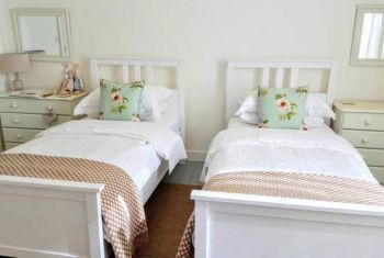 la chambre avec deux lits simples en enfilade 