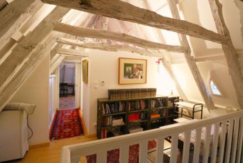 le petit salon/bibliothèque et accès à la chambre 