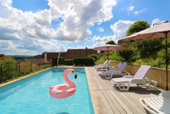 La maison bénéficie d'une belle piscine chauffée 