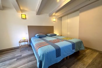 La seconde chambre double se situe au niveau inférieur de la maison 