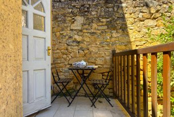 la petite terrasse accessible depuis la cuisine 