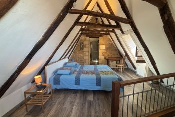 La première chambre double (avec clim) se situe au 1er étage de la maison 