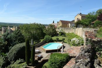 La maison, jardin et piscine vu du parking