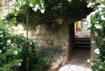 Sous les remparts, accès au jardin et piscine