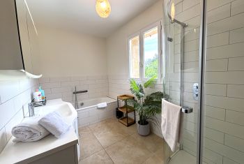 la salle de bain à l'étage 