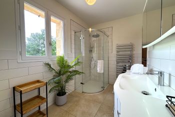 a salle de bain à l'étage 