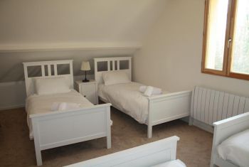 Une chambre enfant en enfilade avec 4 lits simples