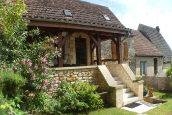 la maison beneficie d'une grande terrasse et adorable jardinet 