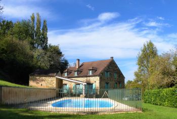 La maison vue depuis la piscine 