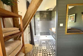 elle bénéficie de sa salle d'eau privative