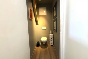 les toilettes à l'étage 