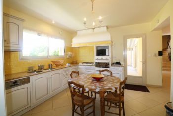 the charming and well fitted kitchen