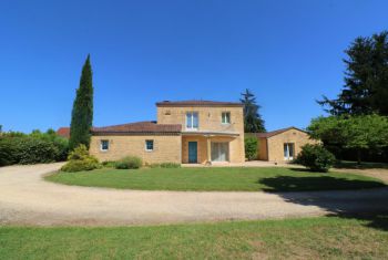 la facade avant  de la maison 