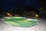 la piscine illuminée la nuit 