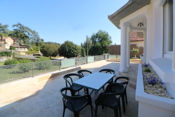 la terrasse à l'entrée de la maison