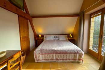 La chambre principale à l'étage 