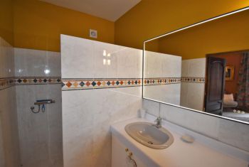 with en suite shower room