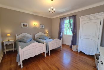 La chambre au rez de chaussée avec deux lits simples