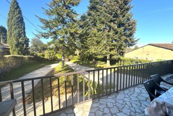 La terrasse avec table, chaises et bbq