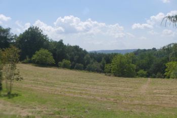 elle bénéficie d'une vue panoramique sur la campagne 