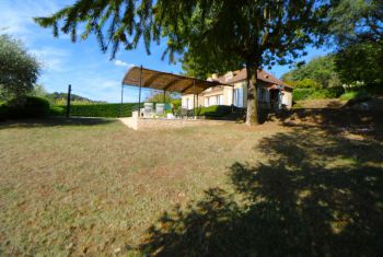 La maison principale et sa pergola vues depuis le bas du jardin 