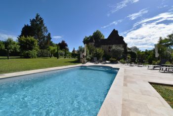 La maison avec sa piscine privée et terrasse