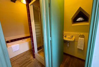 La petite salle de bain attenante 