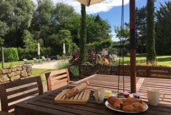 Petit déjeuner en terrasse