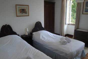 La chambre avec deux lits simples dans la maison principale