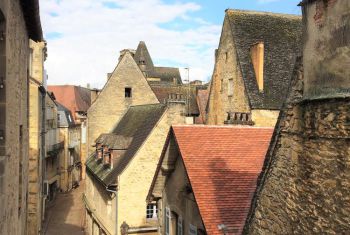 La vue sur les ruelles de Sarlat depuis la chambre principale 