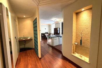 la vaste entrée avec toilettes 