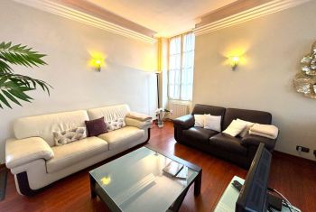 l'élégant salon avec ses deux canapés cuir 
