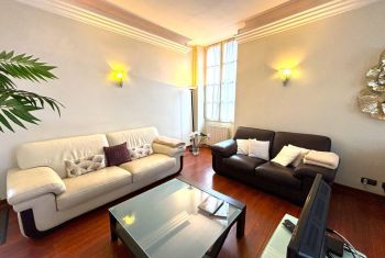 the stylished sitting room with leather sofas 