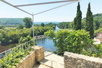 The property enjoys one of the prettiest view over the dordogene river