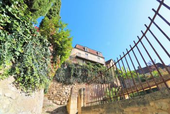 la maison vue en contrebas des petites ruelles