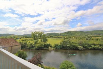 et sa vue théâtrale sur la Dordogne!