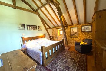 La première chambre double offre un très grand lit double 