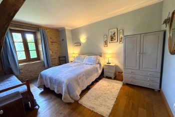 La seconde chambre familiale avec un lit double et un lit simple 