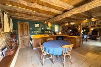 La vaste cuisine offre un équipement particulièrement complet 