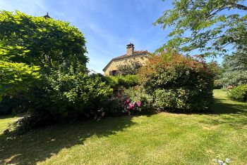 La maison vue depuis son jardin clos 