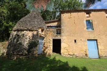 la chambre dispose d'une petite terrasse privée entre la maison et la borie 